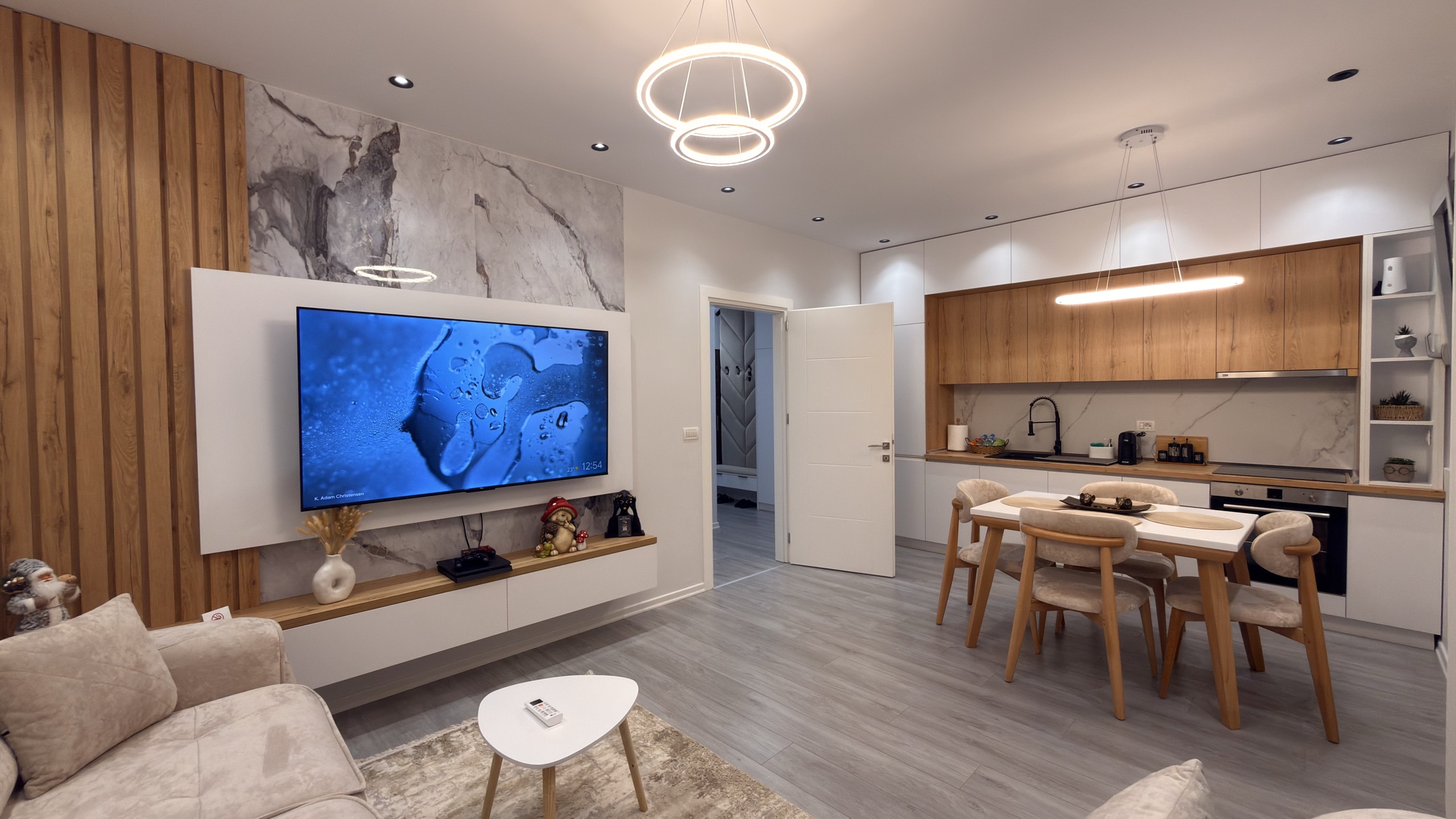 The living room and open kitchen of Arjola Cozy Stay Apartments in Korçë